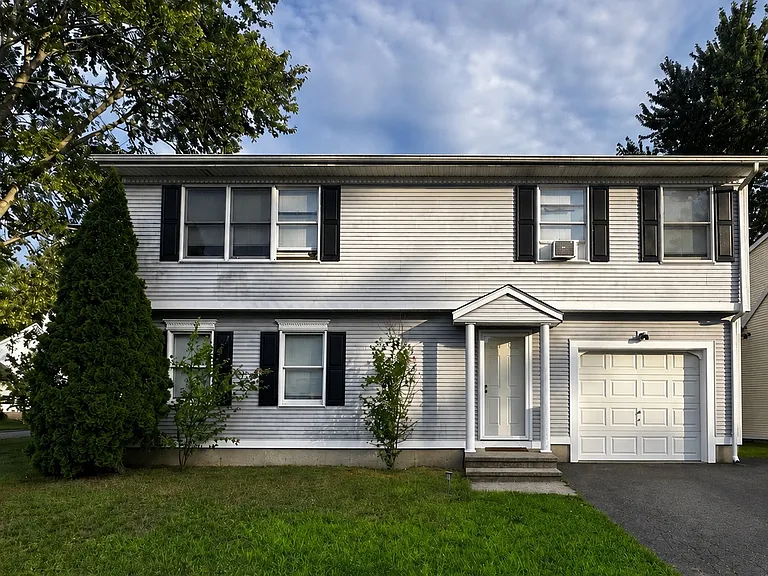 67 Kingsbury Ln — Photo 1