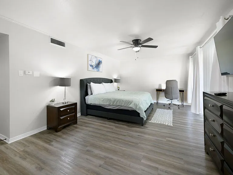 E Avenue J — Photo 12