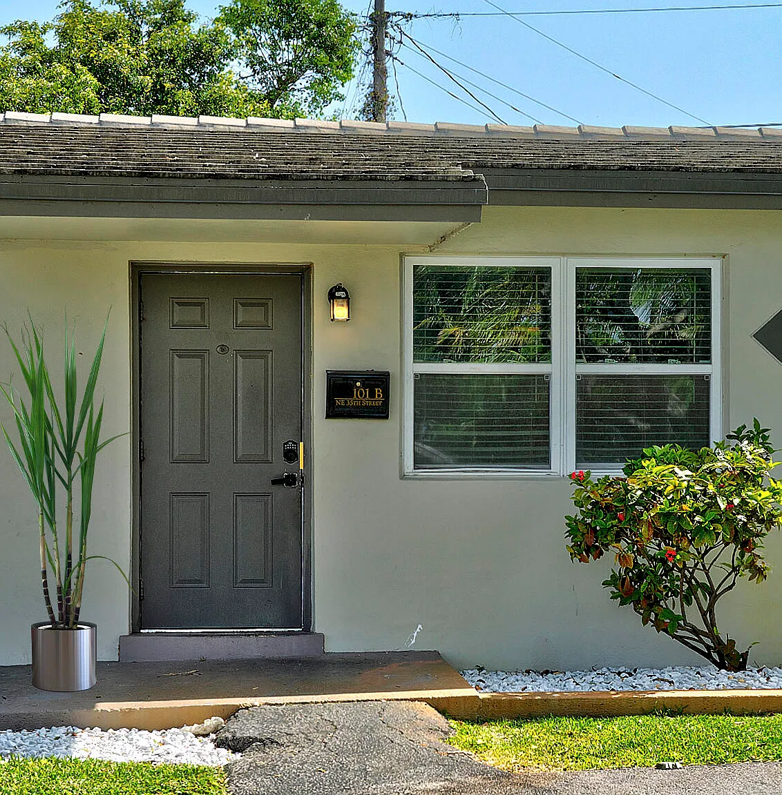 2 bed, 1.0 bath, 720 sqft, $2,300 — Photo 2