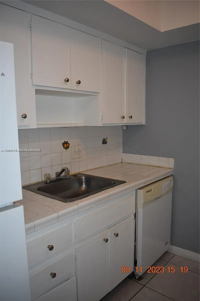 Building Photo - 1885 NE 121st St #23