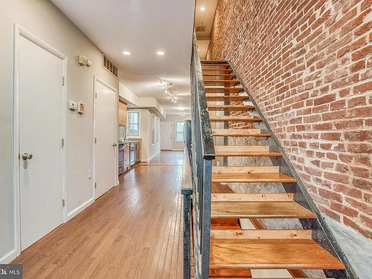 2227 Jefferson St — Photo 2