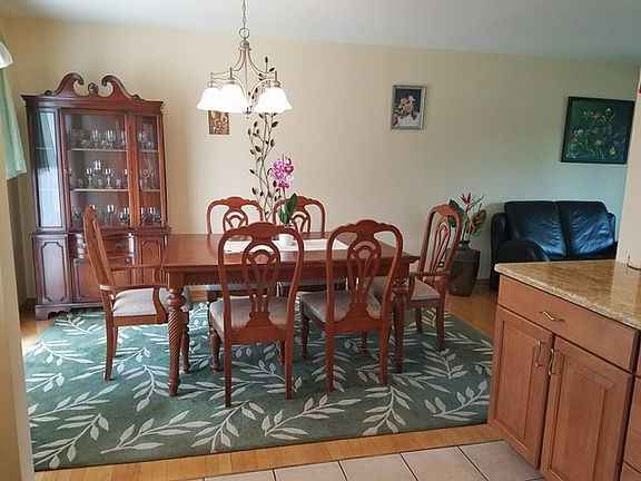 5th image of 585 Sarah Dr