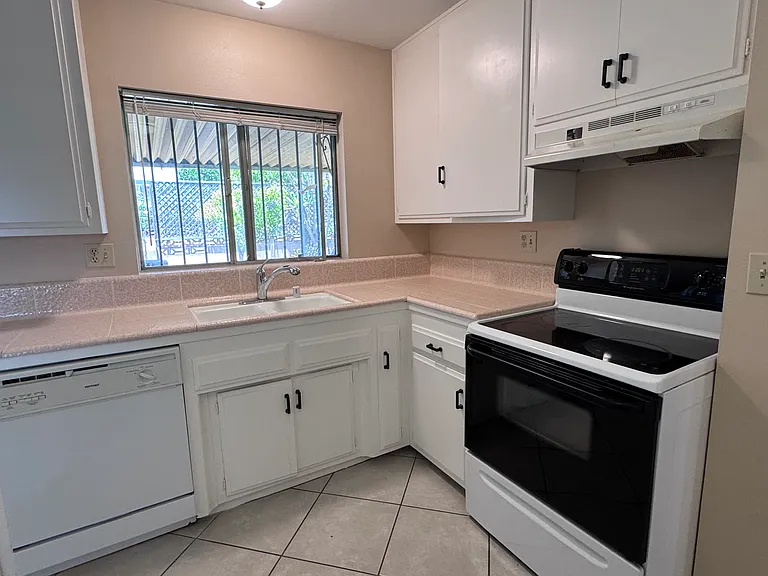 914 La Fiesta Way — Photo 7
