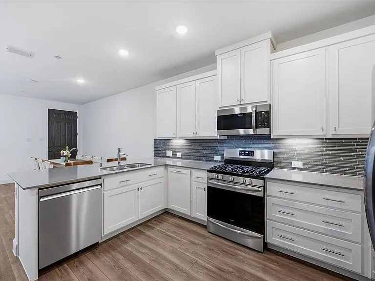 901 Utica Dr — Photo 6