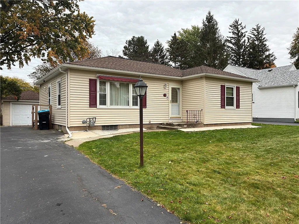 3 bed, 1.5 bath, 1062 sqft, $2,100 — Photo 2