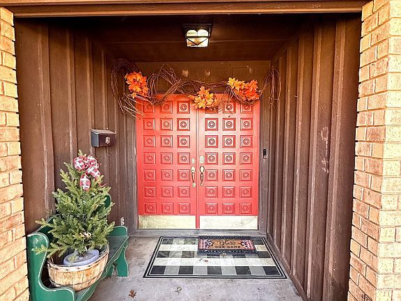 2nd image of 2427 Paradise St