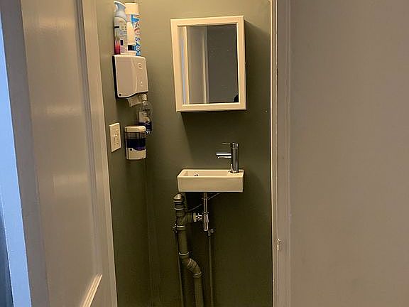 First floor 1/2 bath