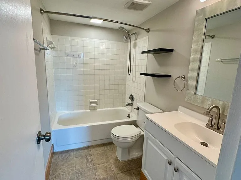 2455 Arlington Cres #1A — Photo 12