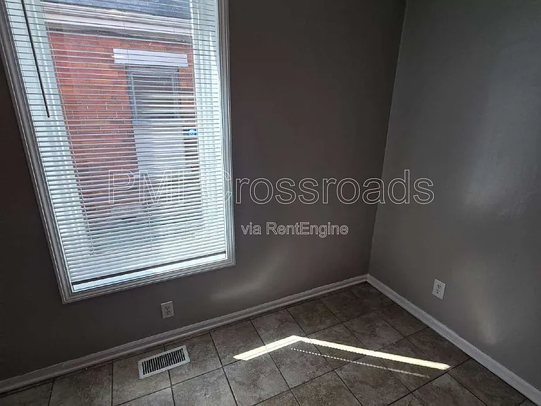 153 S Cypress Ave — Photo 33