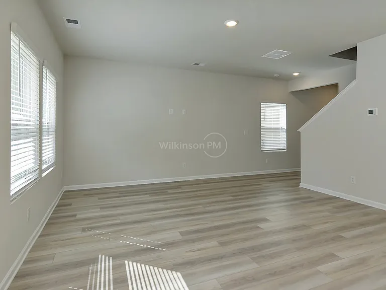 1152 Harland St — Photo 8