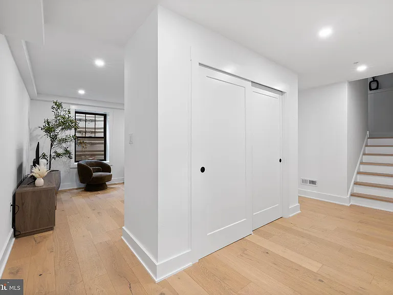 985 Henry Ave — Photo 6