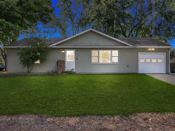 429 Brady St, Hills, IA 52235