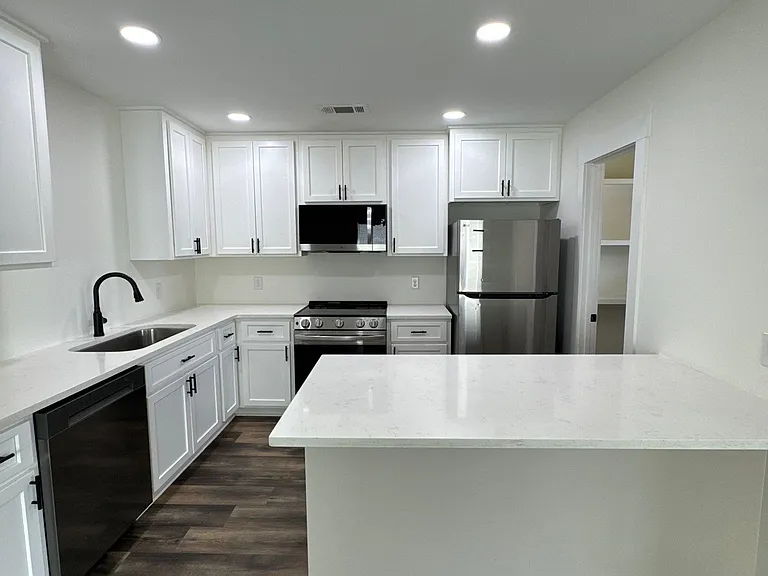 135 Edgewood Ave — Photo 2