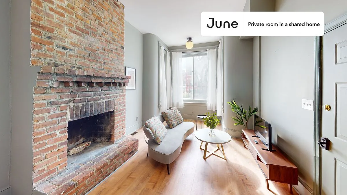 Full bedroom in 5 bed/2 bath home in Columbia Heights #337 A — Photo 3