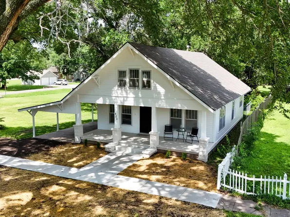 421 S Walnut St, Douglass, KS 67039