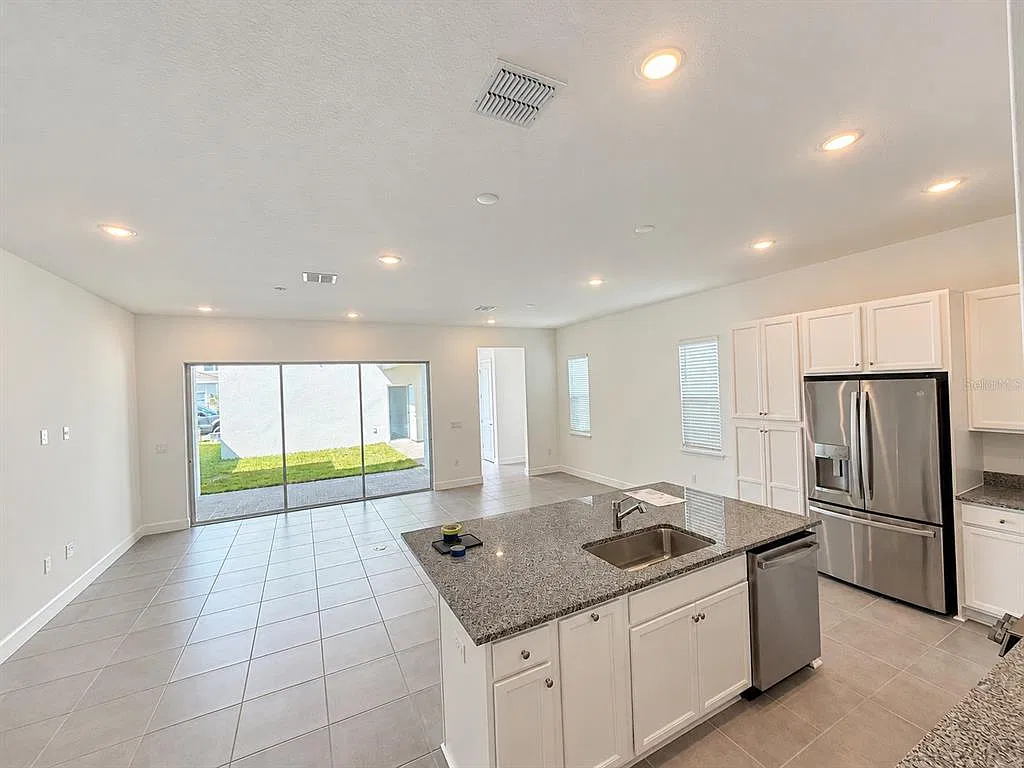 4 bed, 4.0 bath, 2600 sqft, $4,000 — Photo 4
