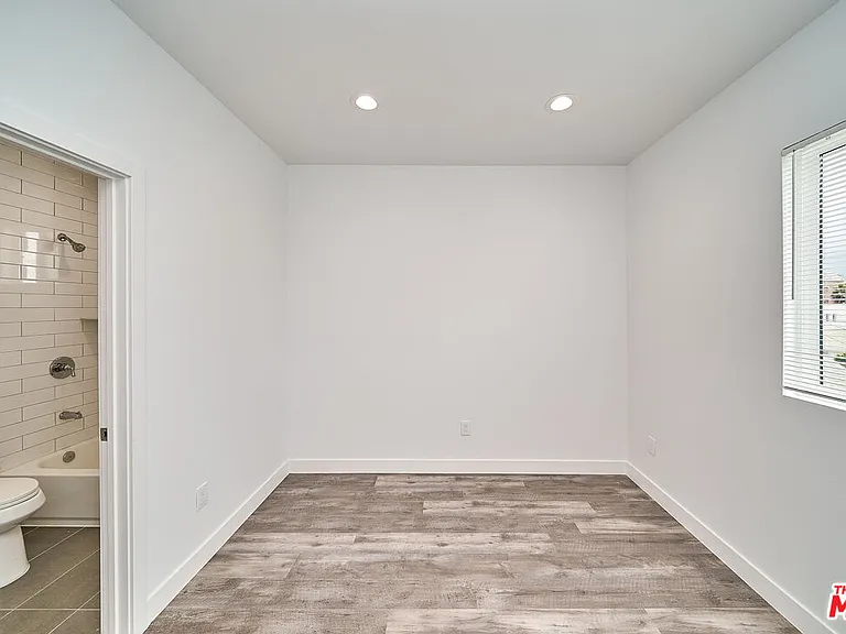 601 W 41st Pl — Photo 17