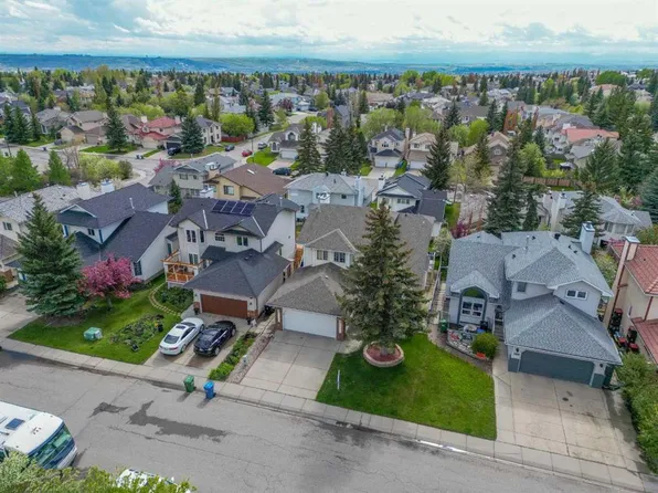 393 E Hawktree Cir NW, Calgary, AB T3G 2X9