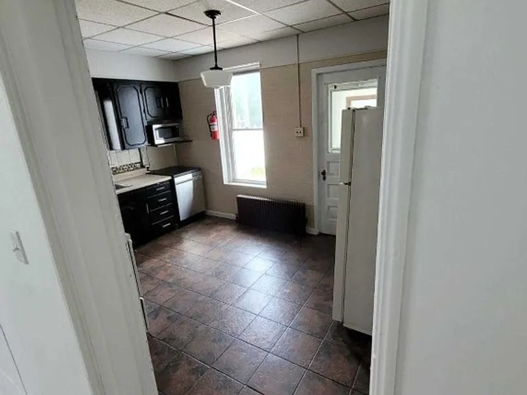 211-213 Montgomery Ave — Photo 8