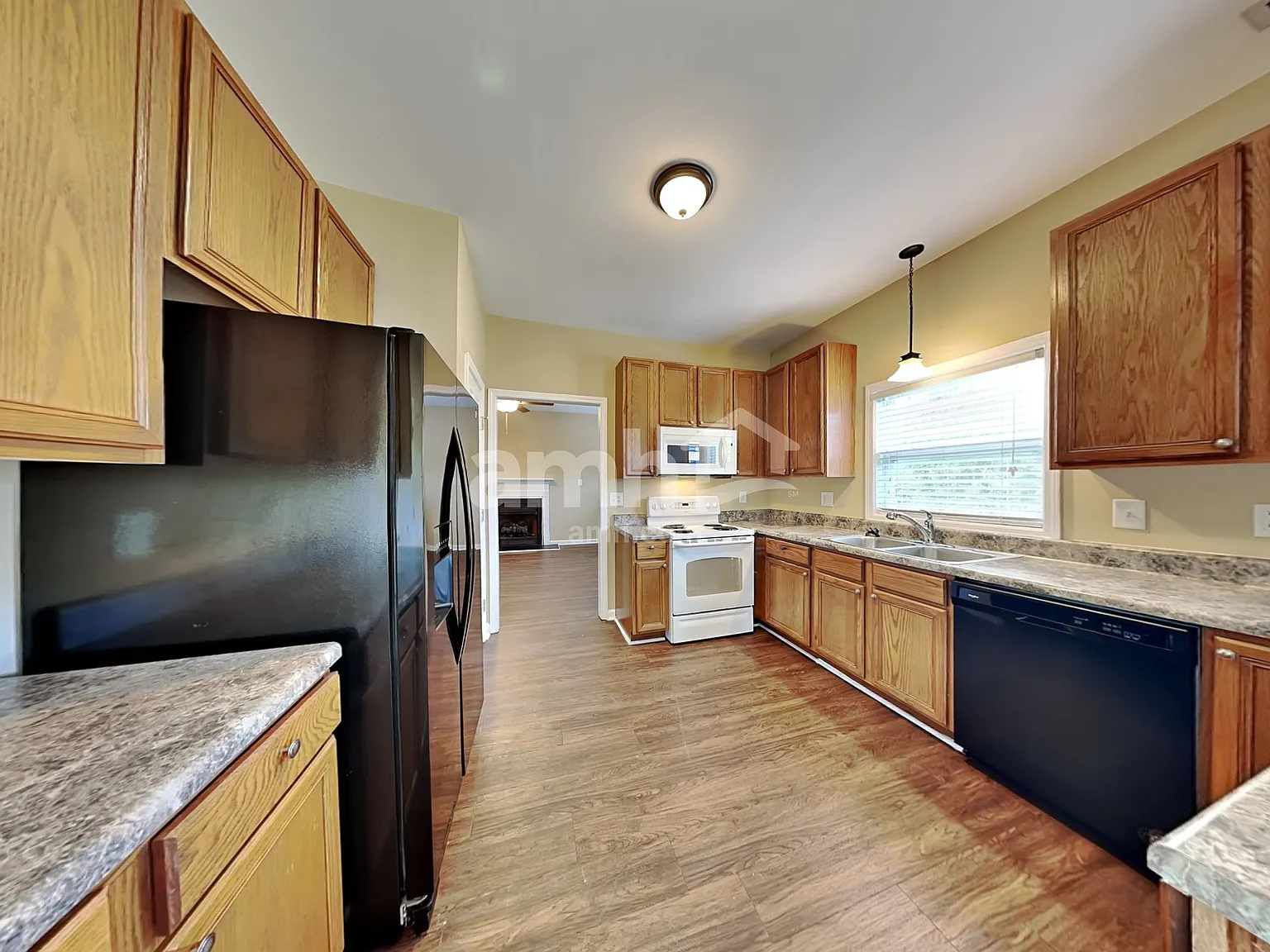 3 bed, 2.5 bath, 1646 sqft, $1,960 — Photo 3