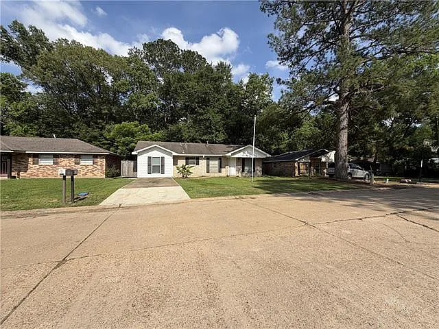 3 bed, 1.5 bath, 1217 sqft, $1,500 — Photo 3