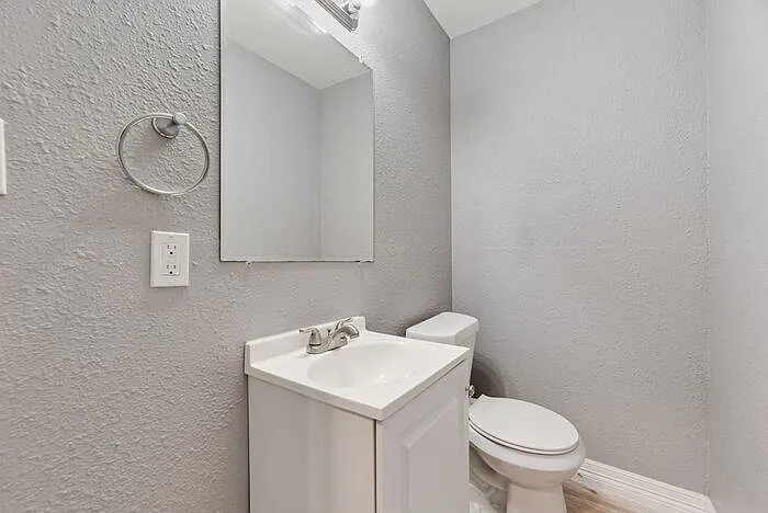 815 N Travis St — Photo 12