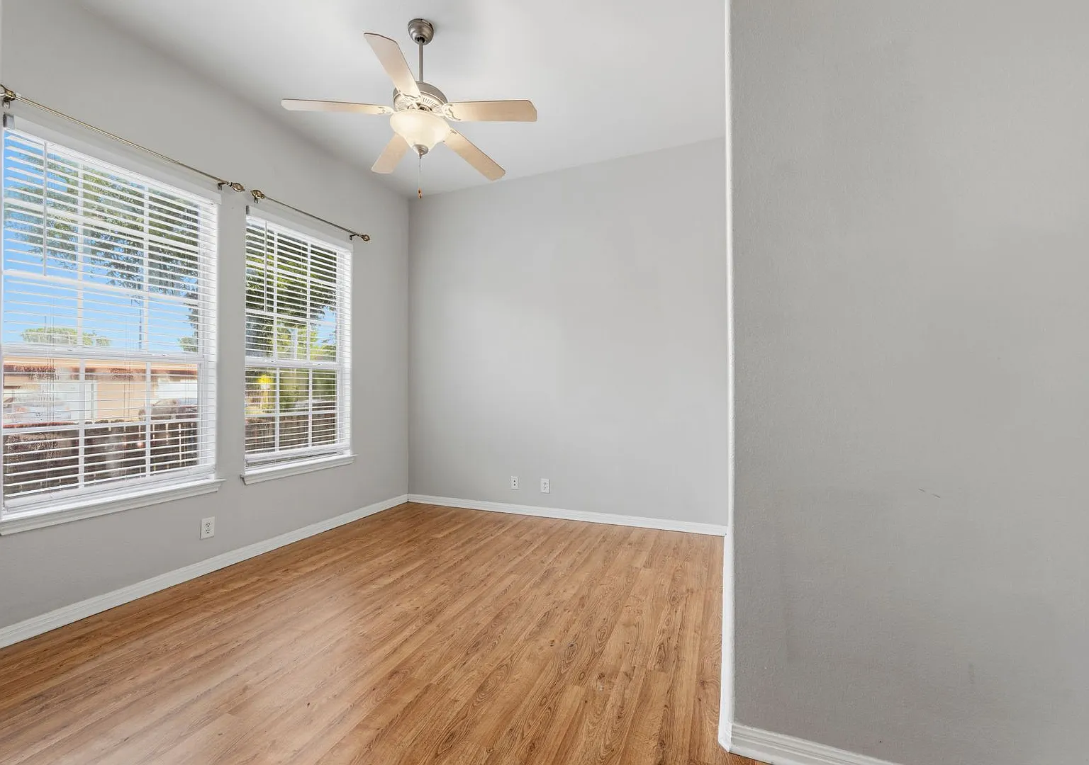 5102 Caswell Ave — Photo 3