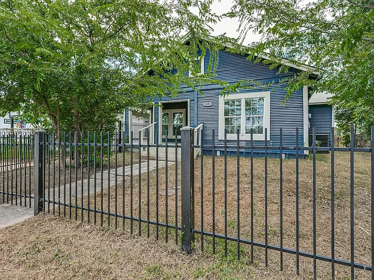 1201 S Palmetto — Photo 2