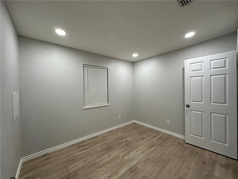 1202 Main Dr — Photo 23