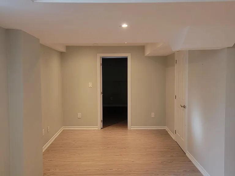 593 Ray Lawson Blvd #BASEMENT — Photo 4