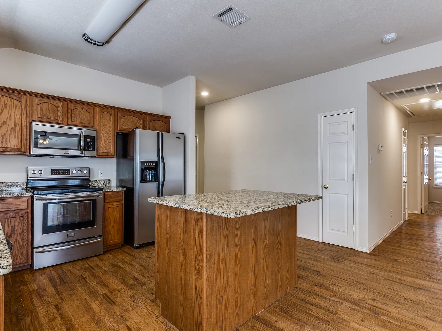 4 bed, 1960 sqft, $2,300 — Photo 2