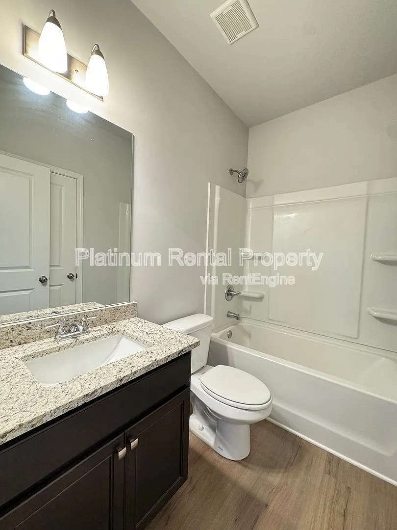 4 bed, 3.5 bath, 2219 sqft, $2,399 — Photo 4
