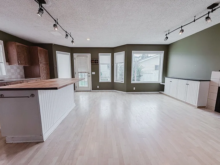 27 Hidden Cres NW — Photo 3