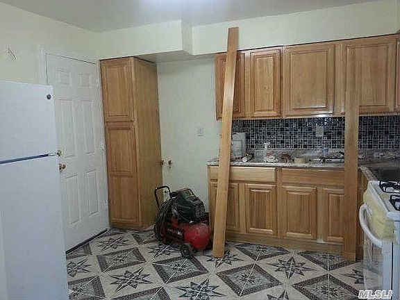 3rd image of 13227 Sanford Ave Floor 3