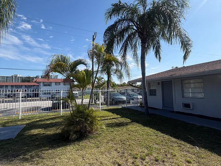 750 SW 8th St #6 — Photo 11