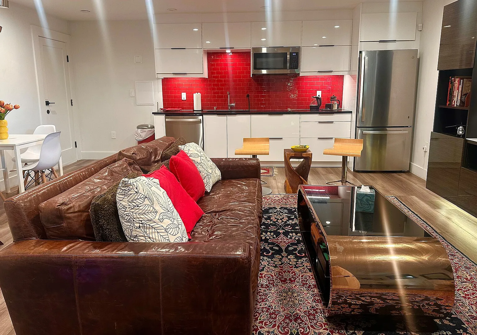 Newly Renovated Modern Unit In Uptown Dc — Photo 1