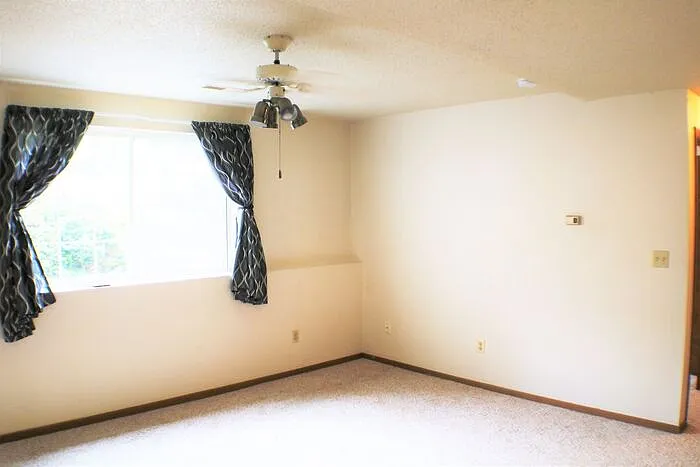 464 Peterson St — Photo 3