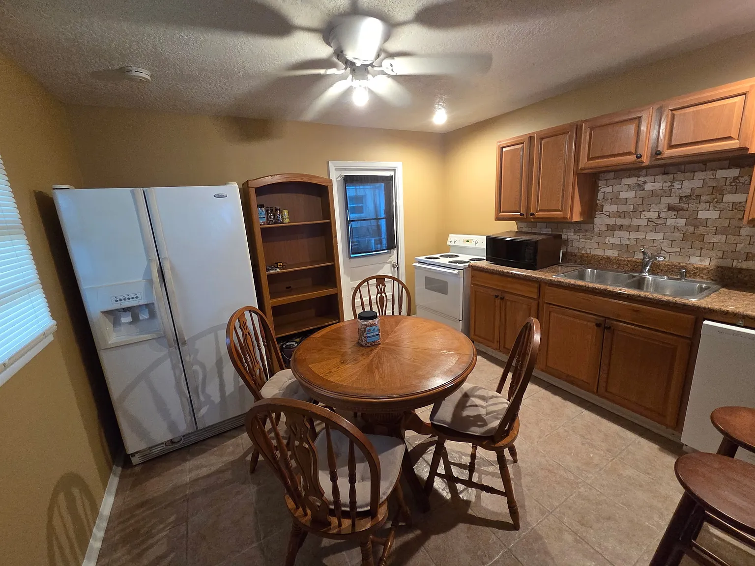 3 bed, 1.5 bath, 918 sqft, $1,850 — Photo 2