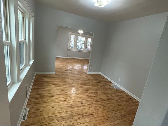 4th image of 40 Moulson St