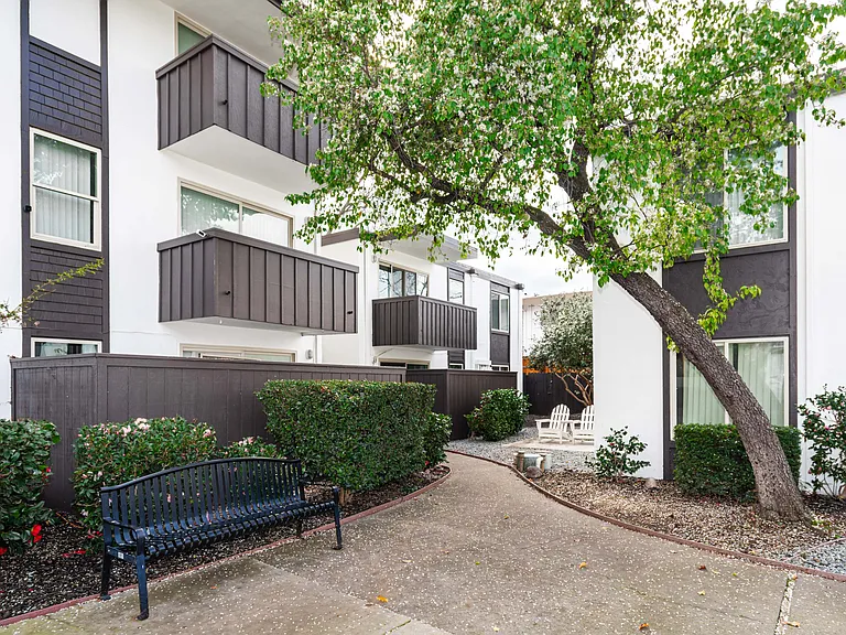 Sandpiper Apartments — Photo 12