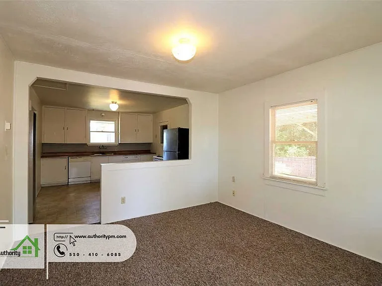 1825 Grand Coulee Blvd — Photo 3