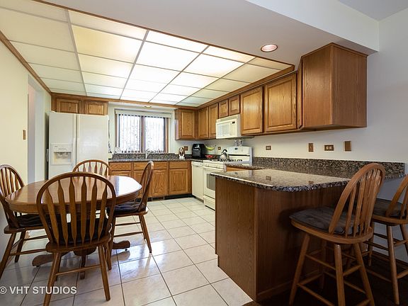 5th image of 18446 Lakeview Cir W