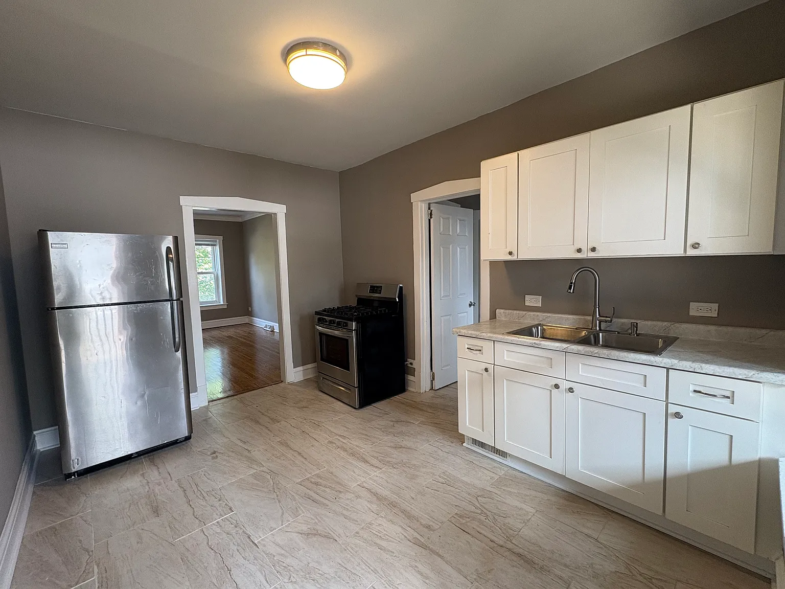 2 bed, 750 sqft, $1,600 — Photo 2