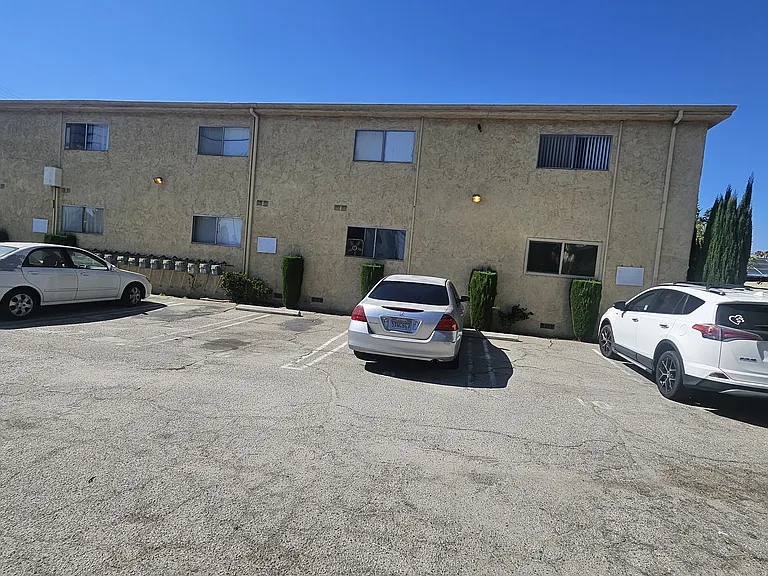 6842 N Fulton Ave #11 — Photo 9