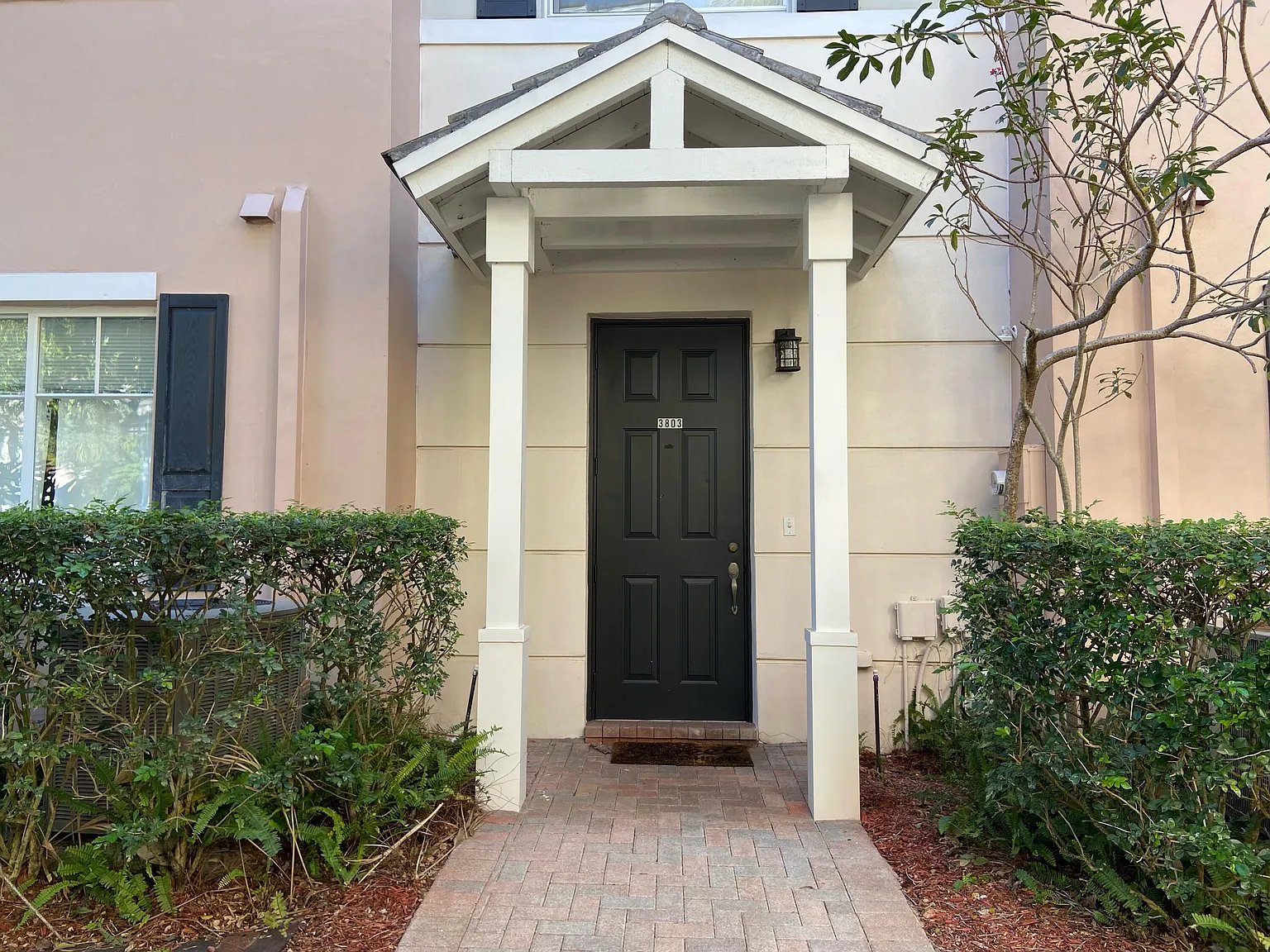 3 bed, 3.5 bath, 2334 sqft, $4,200 — Photo 2