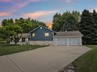 8220 W Red Pine Cir, Racine, WI 53406