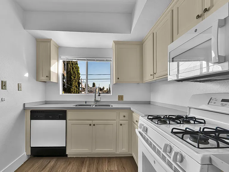 4320 Mammoth Ave #209 — Photo 17