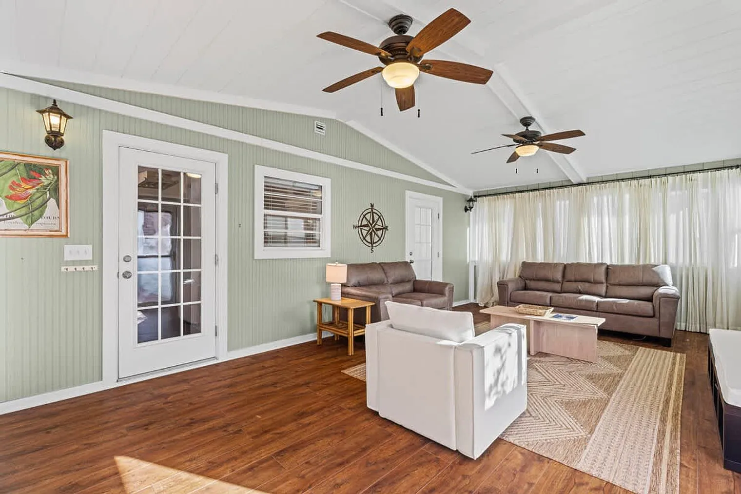 3 bed, 2.0 bath, 2378 sqft, $7,478 — Photo 4