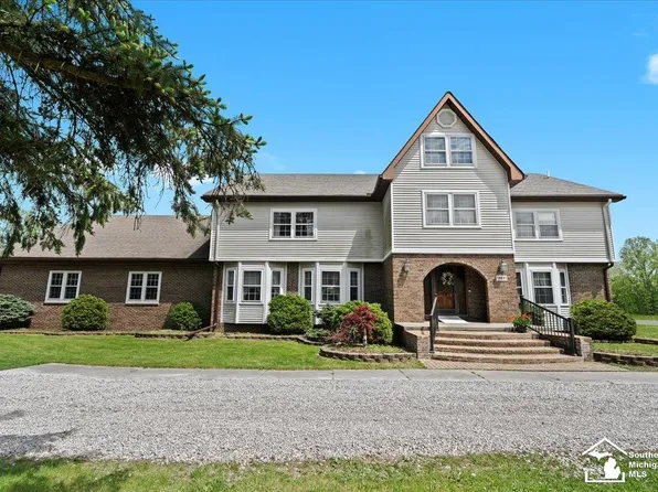 19601 Wahrman Rd, New Boston, MI 48164