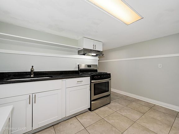 4th image of 5450 W Cornelia Ave Unit G